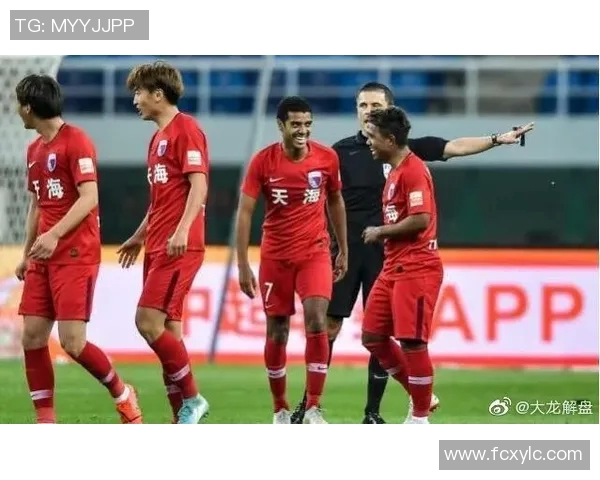 大连人迎战天津天海争夺中超联赛关键三分的激烈对决 大连人迎战天津天海争夺中超联赛关键三分的激烈对决